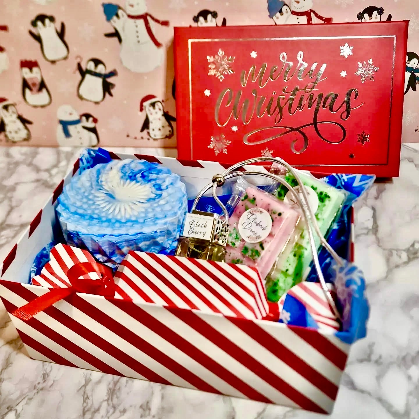 🎄 Red & White Christmas Gift Box – Handmade Candle & Wax Melt Gift Set
